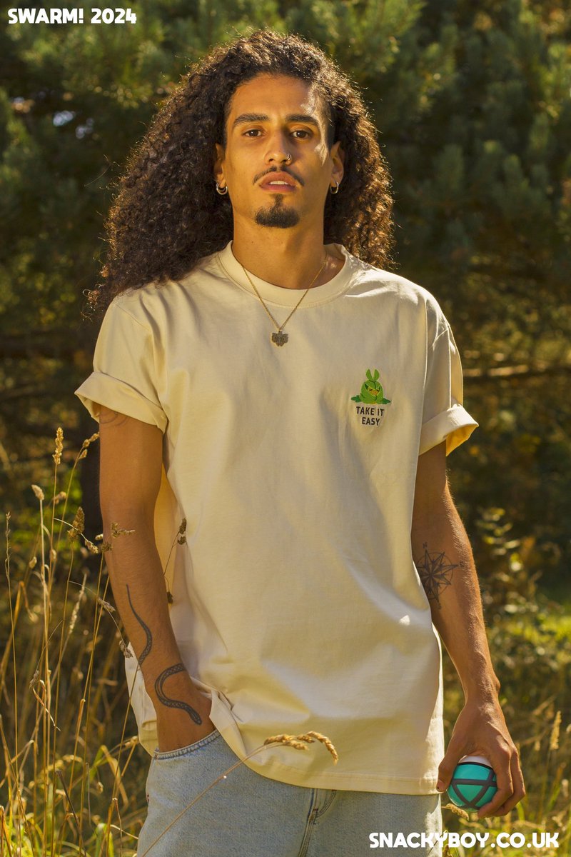 My new bug type collection is now on my Sh0p!! 🪲💛🍃 We had so much fun with this photoshoot for the t-shirts, I hope you guys like it! 🌐🌱