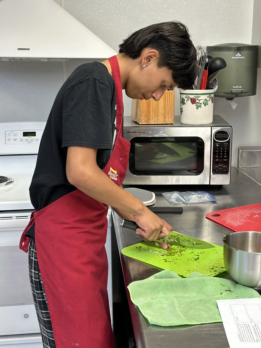 _vo_hs_'s tweet photo. Vikings are cooking up all sorts of tasty food in Mrs. Agardy’s culinary classes! Food science and nutrition students are practicing kitchen safety and etiquette while learning to make delicious snacks and baked goods. In 6th period yesterday, they prepared chips and salsa! https://t.co/YV5NJieQKQ