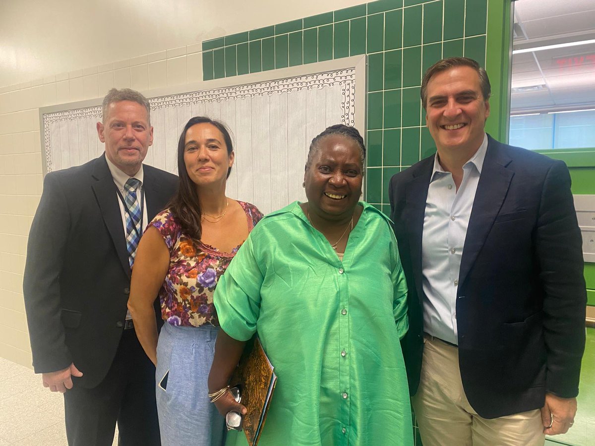 PS 85 is ready to welcome students back to school! We cut the ribbon on the brand new annex with over 20 classrooms as well as a library, gymnasium/auditorium, cafeteria, and outdoor space. Glad that PS 85 now has the proper facilities we need to support our children's education