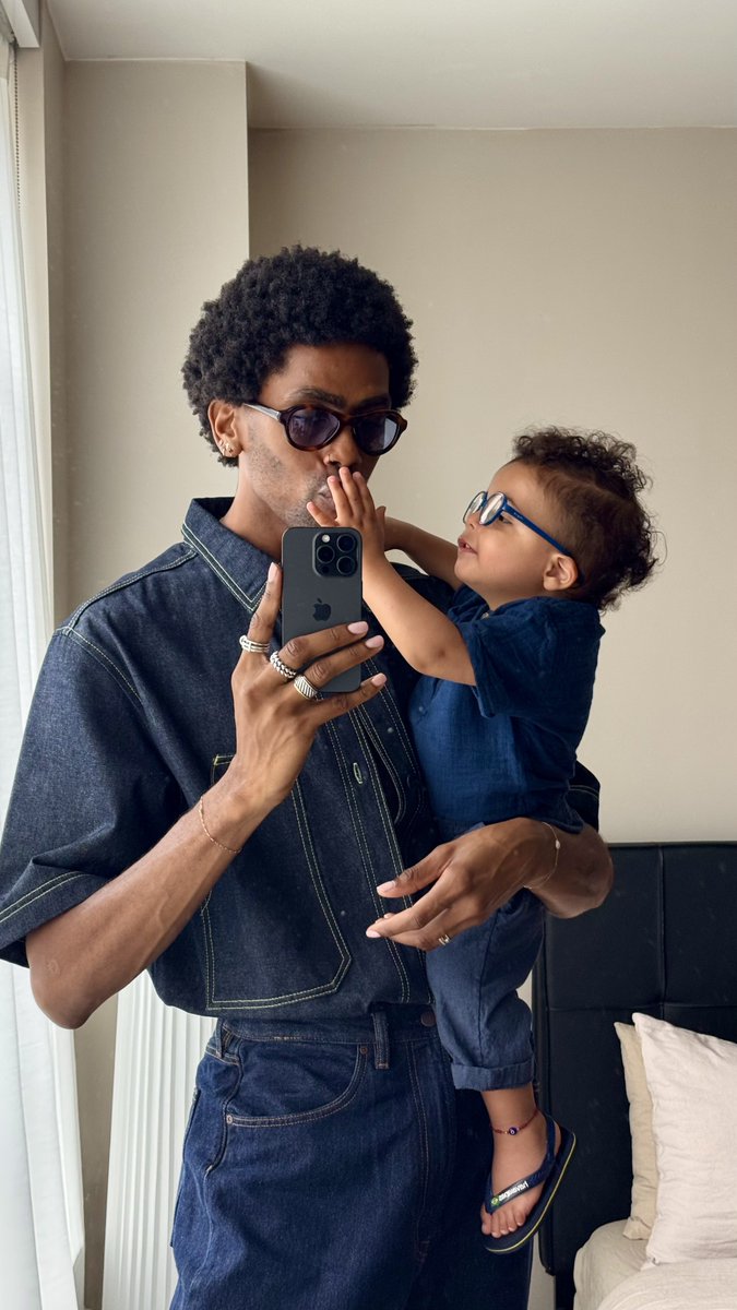 DarrenJGraham's tweet image. The bestie and I sending you love-happy Thursday 💛🐥