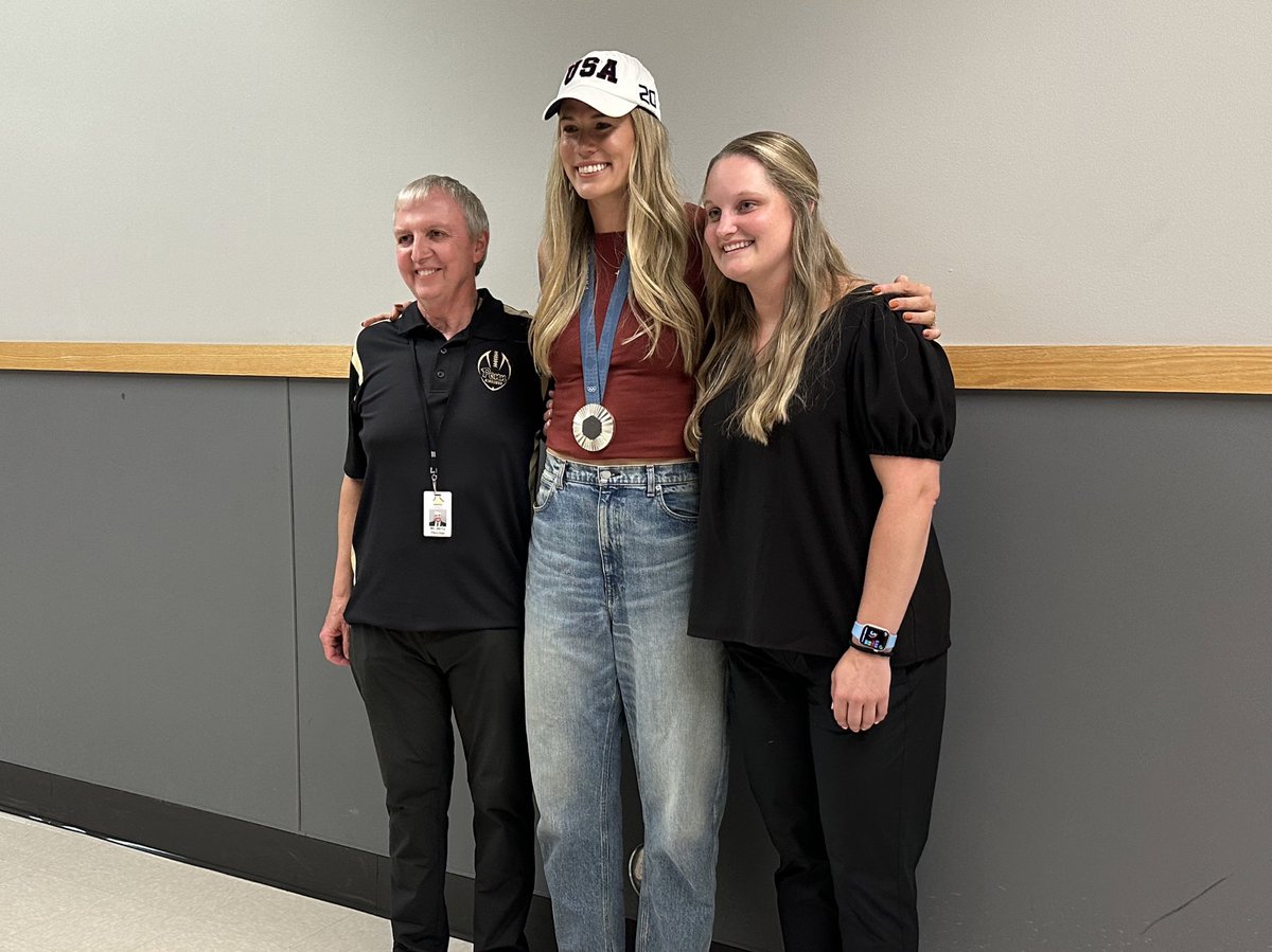 angdicarlo's tweet photo. 2-time Olympic medalist Annie Drews is back at Penn HS visiting with the volleyball team.

Drews spent time with her former teammate Kaitlyn Hickey who is now head coach of their Alma Mater.

The two led Penn to state titles in 2010 &amp; 2011.

We’ll have audio from Annie tonight. https://t.co/q3w421YHiv