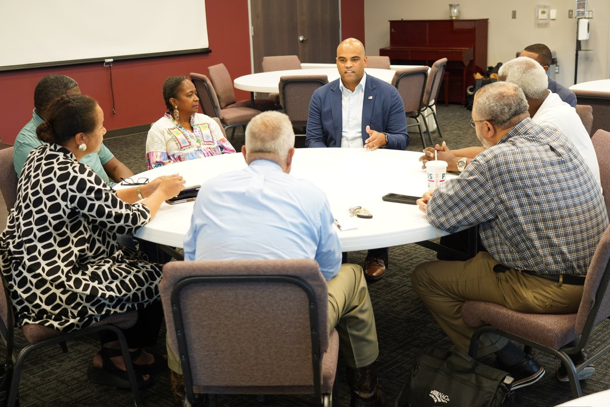 ColinAllredTX's tweet image. Our faith leaders serve as the pillars of our communities. I was honored to meet with folks in Austin to talk about our shared values as Texans, how faith binds us together and how we need new leadership that reflects our shared Texas values.