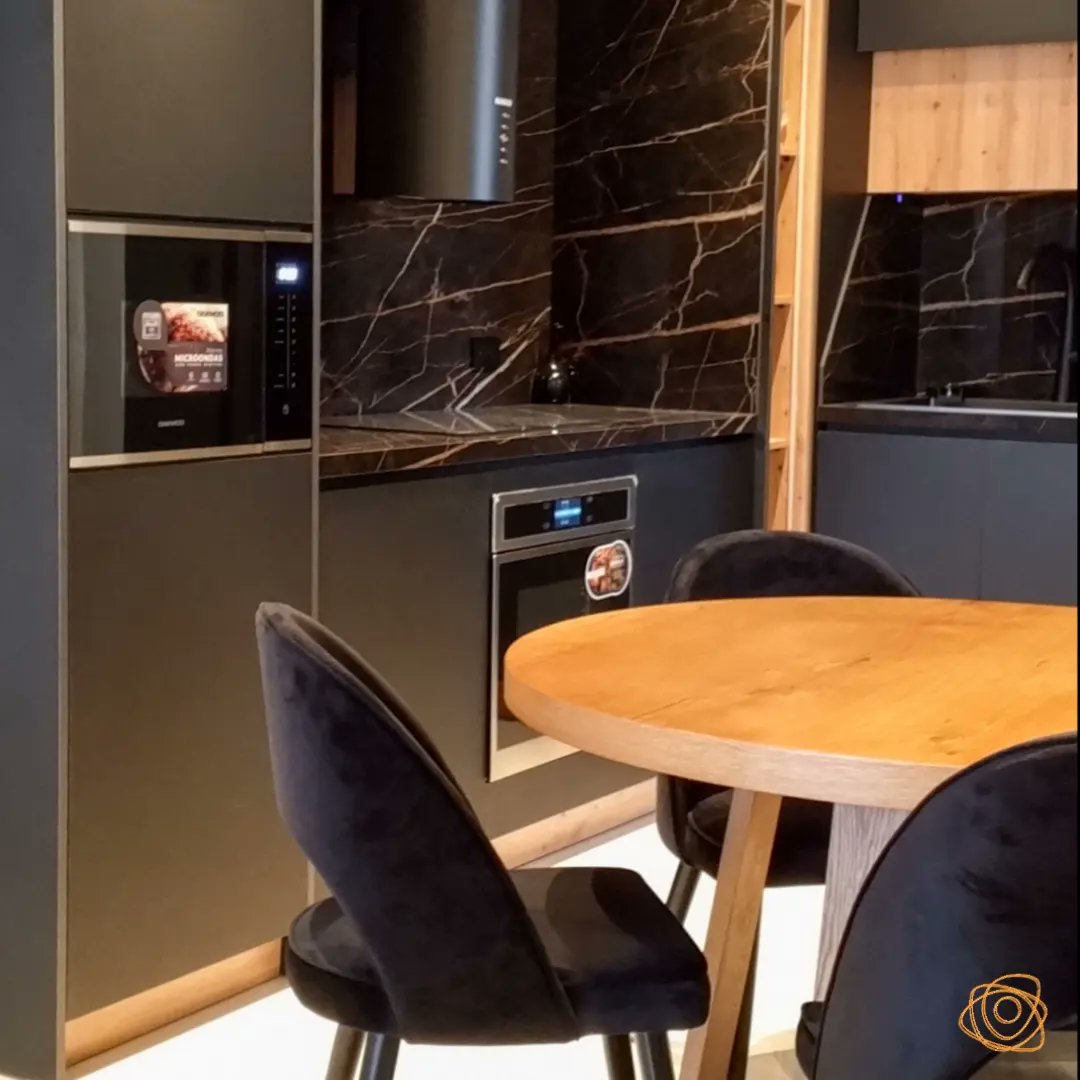tvflores's tweet image. Experimenta la sofisticación en cada rincón. Tenemos en venta un apartamento estilo contemporáneo. Predominan los tonos oscuros: negro, gris y azul, creando un ambiente elegante.

#sofisticado #islademargarita #inmuebleenventa #inmueble #apartamento #margarita #venezuela #venta