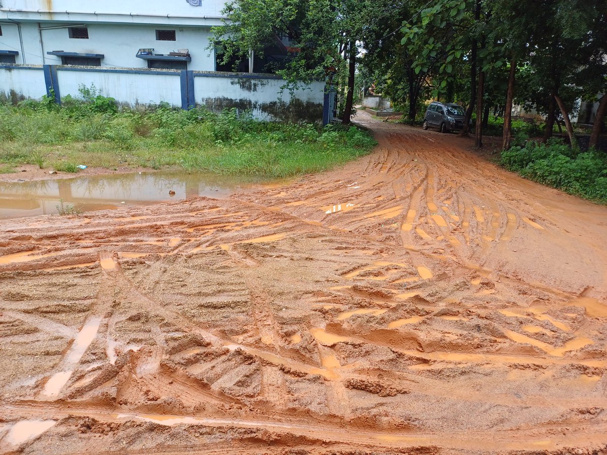 SahuDibendu's tweet photo. Requesting urgent attention from @JharsugudaMunicipality for the construction of the road in Gally No. 7, Bijunagar. The current condition is causing inconvenience and safety concerns for residents, school going children.Please expedite the process for a better, safer community. https://t.co/65CbtwAh6j