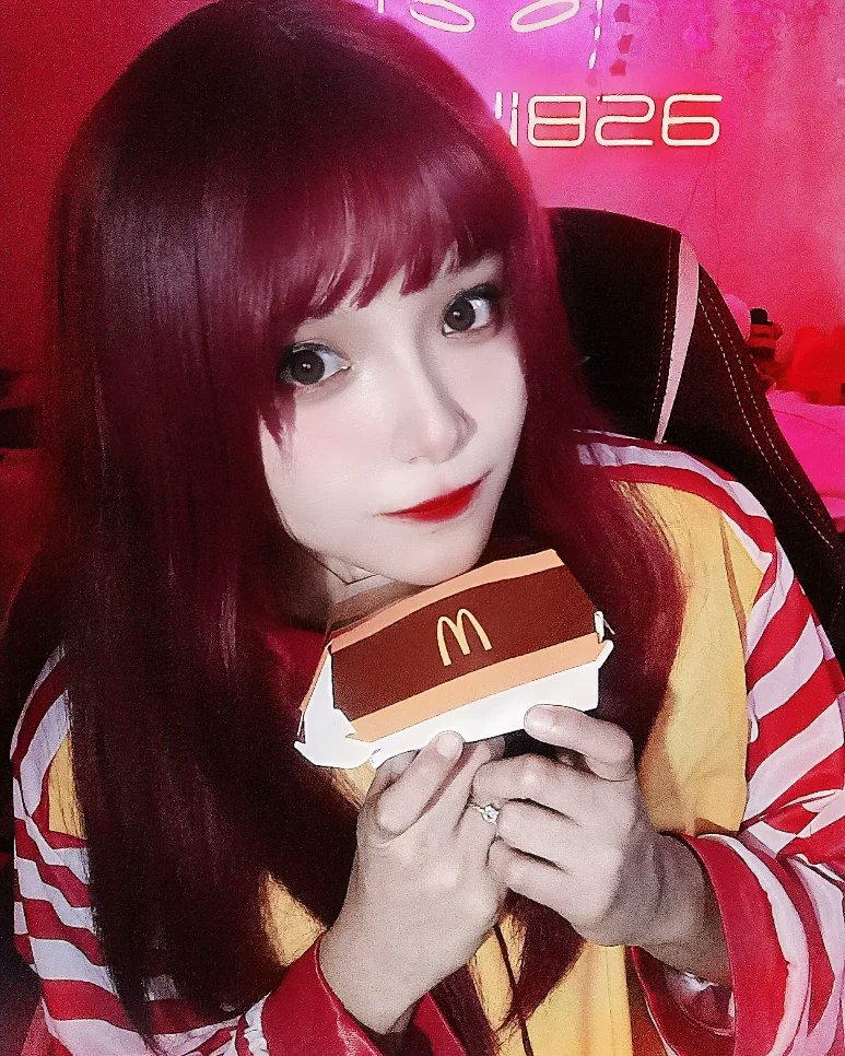 AsbixX0's tweet photo. Mi colaboración a la campaña de #bitsxbitesmcd
¡Sumérgete en la magia del @McDonaldsMexico con cada bocado! 🍔✨ 🍟❤️ #McDonaldsLover
Hashtags: #McDonalds #FastFoodLove #bitsxbites #Hamburguesas #McDonaldsMéxico #McBitesForBits
#Bits #BitsxBitesMcD https://t.co/tCQP4IY5rH