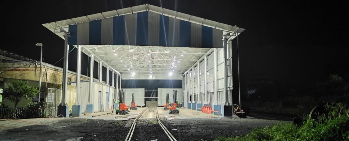 RDSOLucknow's tweet photo. Multi Rolling Stock Sick Line in Manmad, Maharashtra commissioned
Salient features:
✅Dedicated Wheel & Trolley Parking Line
✅Compatible for LHB, ICF coaches, Vande Bharat and Wagons.
✅Synchronous Jacks for Lifting
✅Excellent Night Lighting
#RailInfra4Maharashtra
Source: @RailMinIndia