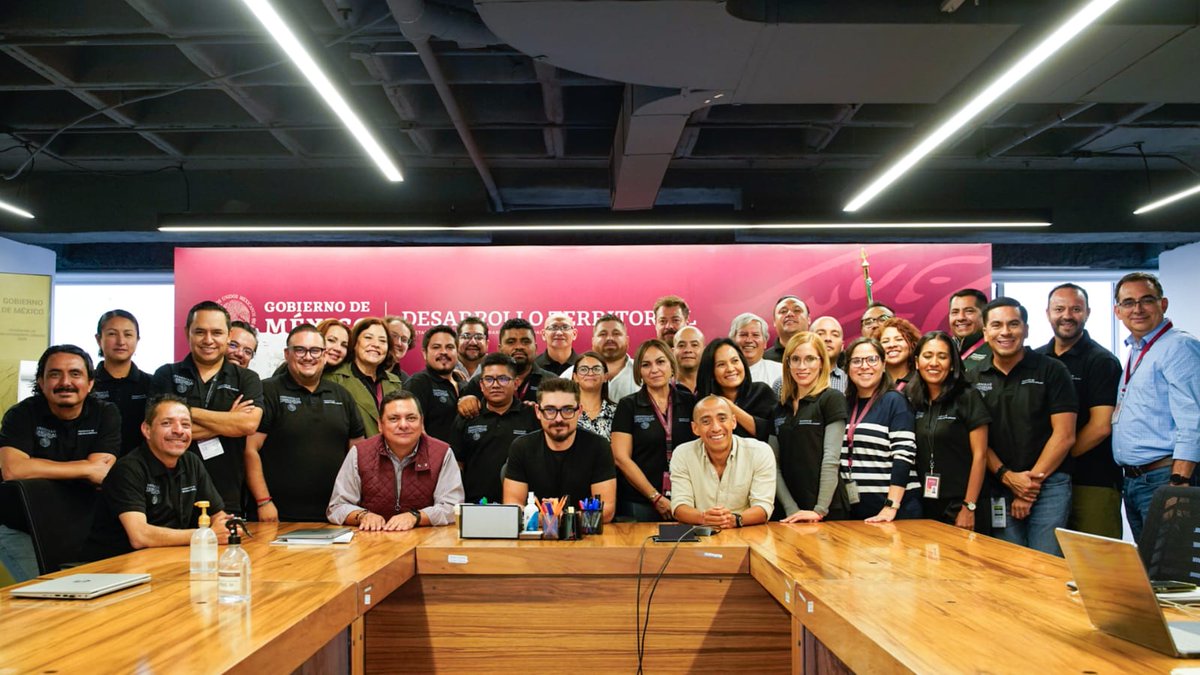 Como lo hicimos periódicamente durante todo el sexenio, hoy nos reunimos con los 32 representantes de <a href="/SEDATU_mx/">SEDATU México</a> en el país. 

Revisamos pendientes e hicimos un recuento de los logros realizados por este gran equipo. 

Hicieron un extraordinario trabajo. Gracias 🙏