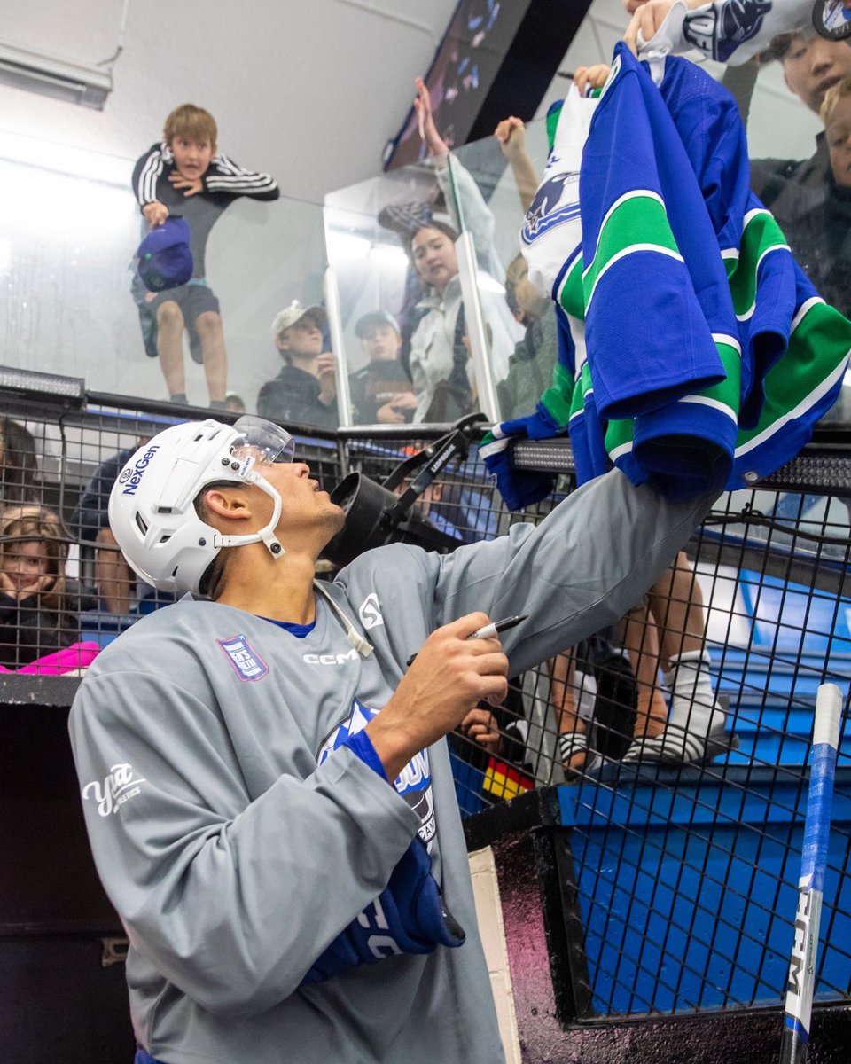 vanhockeyschool's tweet photo. Loving those community vibes! ♥️ #procamp https://t.co/75TsH4sX4I