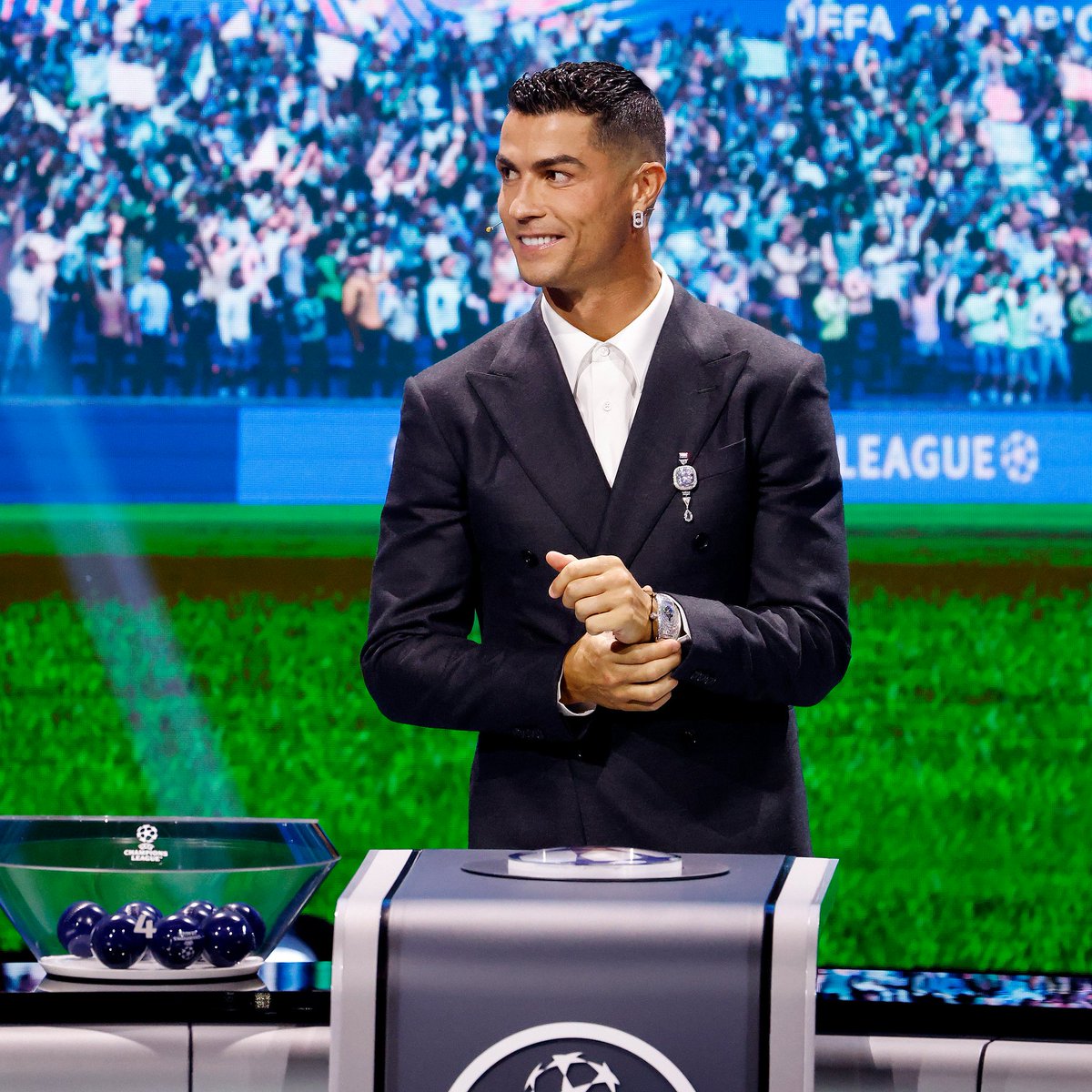 Saif_AliBhatti's tweet photo. Honored to receive this award from @ChampionsLeague for being the all-time top scorer of the competition. Grateful for all the support along the way! Thank you!.
@Cristiano 
#Rolnado 
#benbvolliefde 
#dilematvi https://t.co/8DbANi1g9Q