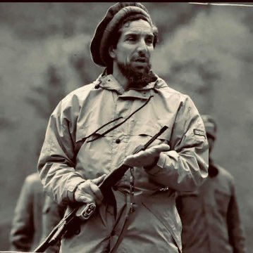 Mahsa056's tweet photo. با وجودیکه بیش از بیست سال از وفاتش میگذرد اما هر روز بر سر زبانهاست،

احمد شاه مسعود پیغمبر زمان ❤️ https://t.co/4RTmgJE2Ie