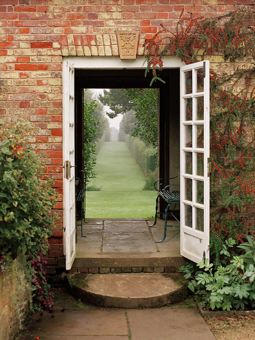 Door to the Garden, Cotswold, England #DoortotheGarden #Cotswold #England debraolsen.com