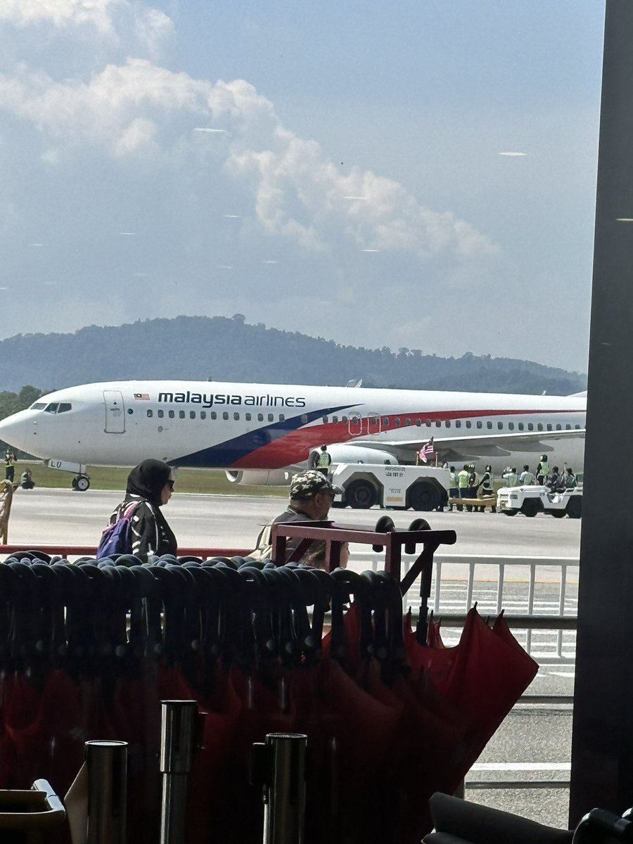 AishaSKYx's tweet photo. Malaysian national day tomorrow so the whole ground staff of Malaysian airlines gave a flag send off to the plane to Kuala Lumpur. It was amazing to watch love, pride and respect for their country in people’s eyes and demeanour. https://t.co/ngDaKD3FSf