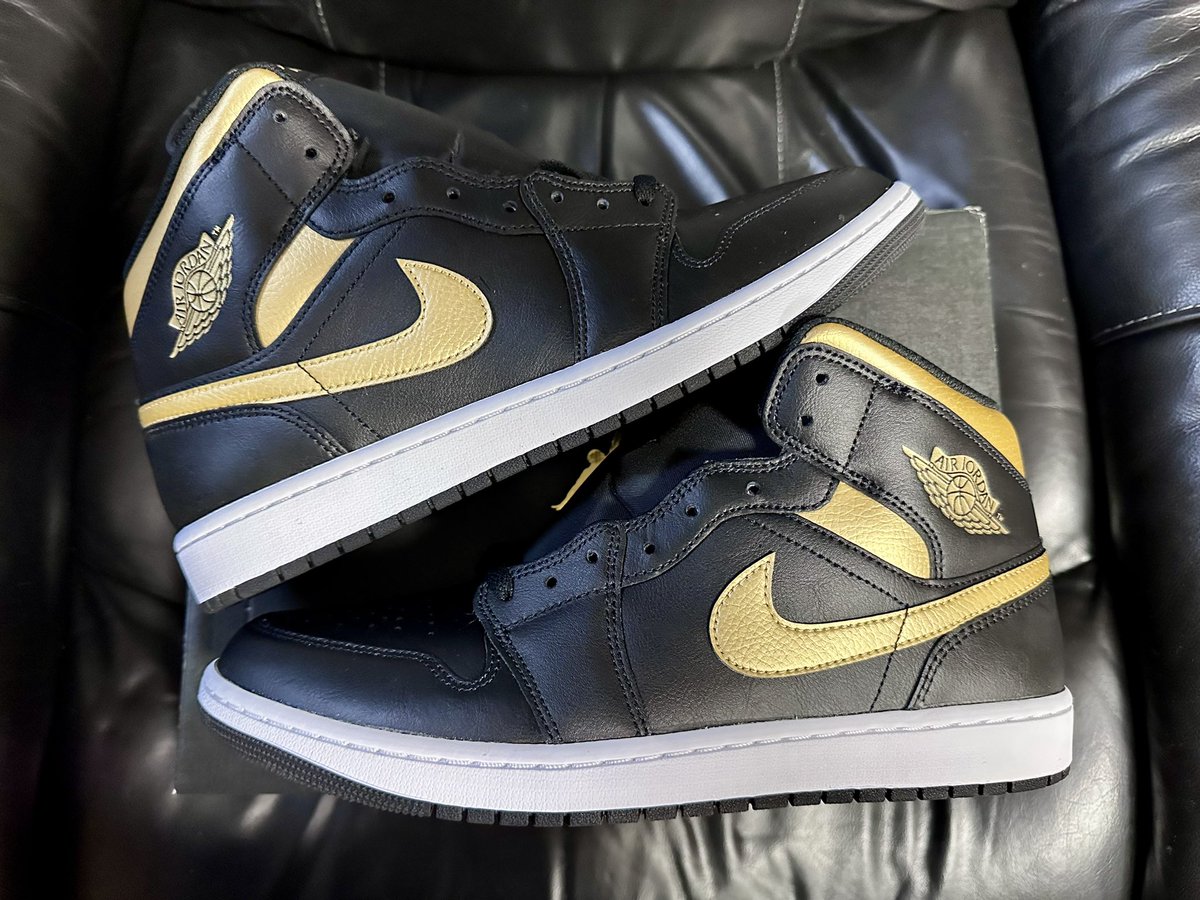 KrockPhoto's tweet photo. 🔥🔥Sneaker GIVEAWAY🔥🔥
Brand New Jordan 1 Black Metallic Gold, size Mens 12
A “Purdue” Colorway

🚨To qualify:
1. Follow @KrockPhoto 
2. Like &amp; Repost
3. Follow “krockphotography” on Instagram📸

Winner will be contacted 8/31 after the Purdue Football Game vs ISU

#Giveaway https://t.co/JHFQdGHtPT
