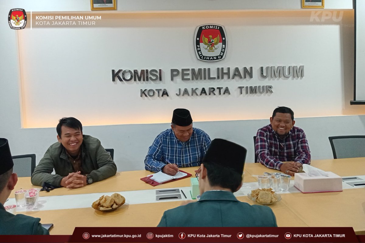 Kpujakartatimur's tweet image. ✨Salam Sehat #TemanPemilih 

Anggota KPU Kota Jakarta Timur Fahrur Rohman dan Marhadi menerima audiensi dari Ikatan Pelajar NU (IPNU) pada 29 Agustus 2024 di Aula Kantor KPU Kota Jakarta Timur.

#pilkadadki2024 #audiensi #ipnu