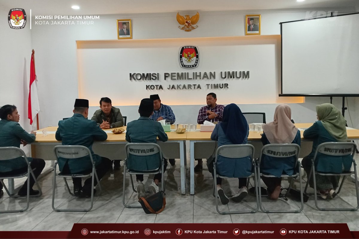 Kpujakartatimur's tweet image. ✨Salam Sehat #TemanPemilih 

Anggota KPU Kota Jakarta Timur Fahrur Rohman dan Marhadi menerima audiensi dari Ikatan Pelajar NU (IPNU) pada 29 Agustus 2024 di Aula Kantor KPU Kota Jakarta Timur.

#pilkadadki2024 #audiensi #ipnu