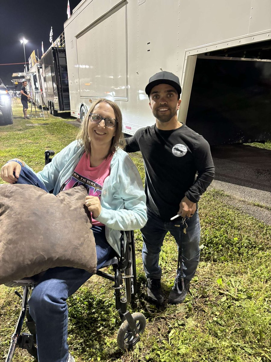 MRROKM1's tweet photo. @KyleLarsonRacin Class act 👍 https://t.co/daW4eHIH8O