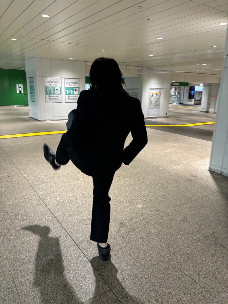 酔って歩いている男の後ろ姿。