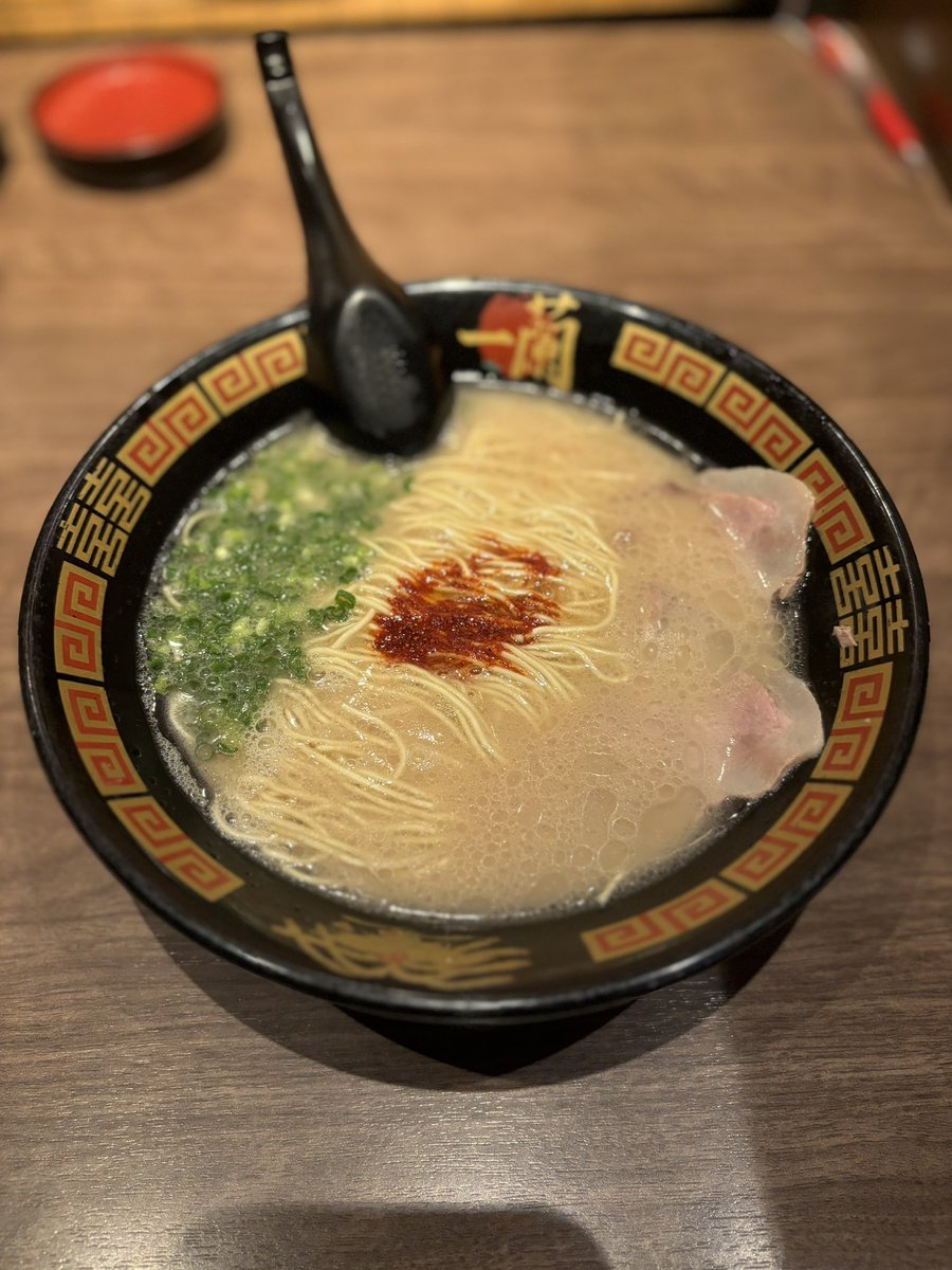 yu315098's tweet photo. 一蘭　前橋インター店✨

ラーメン980円

久々の訪問です😤最近、外国人の方にも大人気のラーメン🍜ですね
また、アプリ登録で小学生以下のラーメン無料は最高‼️🤩さて、ラーメンは天然豚骨で豚骨の旨さを最大限に引き出す技法で臭みがなく美味い😋
秘伝のタレの辛味が良いアクセントになってます❗️ https://t.co/yqD9tuaI6Q