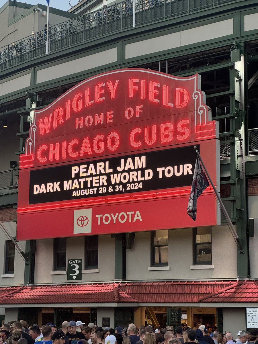 Always a pleasure flying with Eddie &amp; <a href="/PearlJam/">Pearl Jam</a> at Wrigley Field. Another great  show on a beautiful Chicago night!