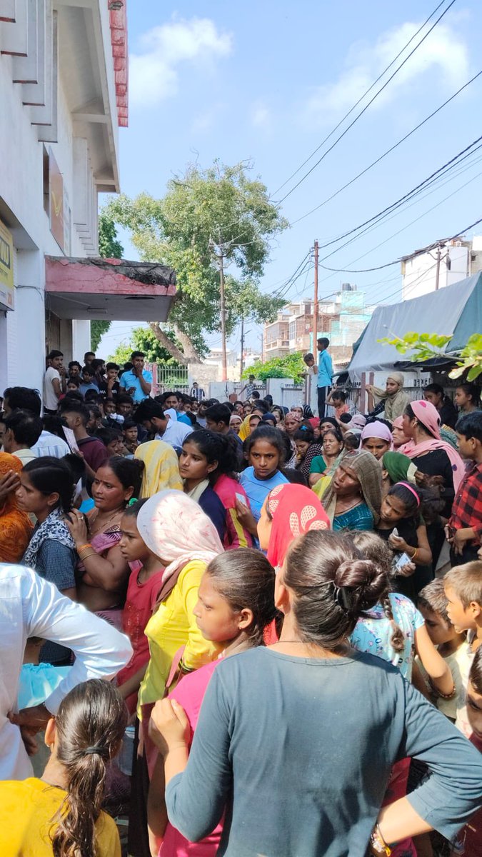 I_am__Chandresh's tweet photo. Aadhaar ke liye kitni maara mari hai @UIDAI @ceo_uidai @UIDAILucknow @UIDAIDelhi subha 3 bje se line lagna shuru ho jati hai.. krpiya @CSCegov_ @ceo_csc ko #Aadhaar ka kaam de do jisse ki aam jan logo ko preshani na ho.. #khurja post office 
🙏 @ceo_uidai https://t.co/Nivr6WnAgn