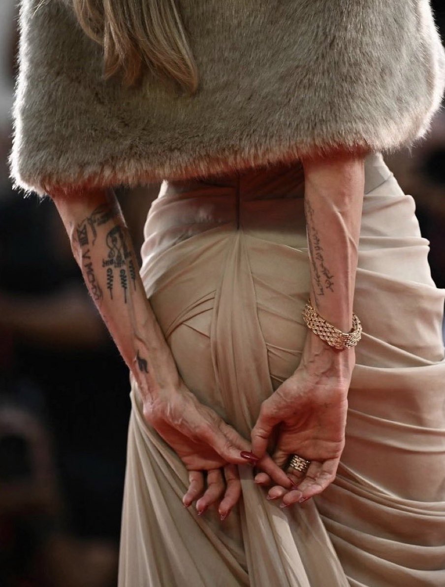 bnvc08's tweet image. #AngelinaJolie #Adulation