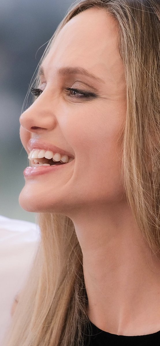 bnvc08's tweet image. #AngelinaJolie #Adulation