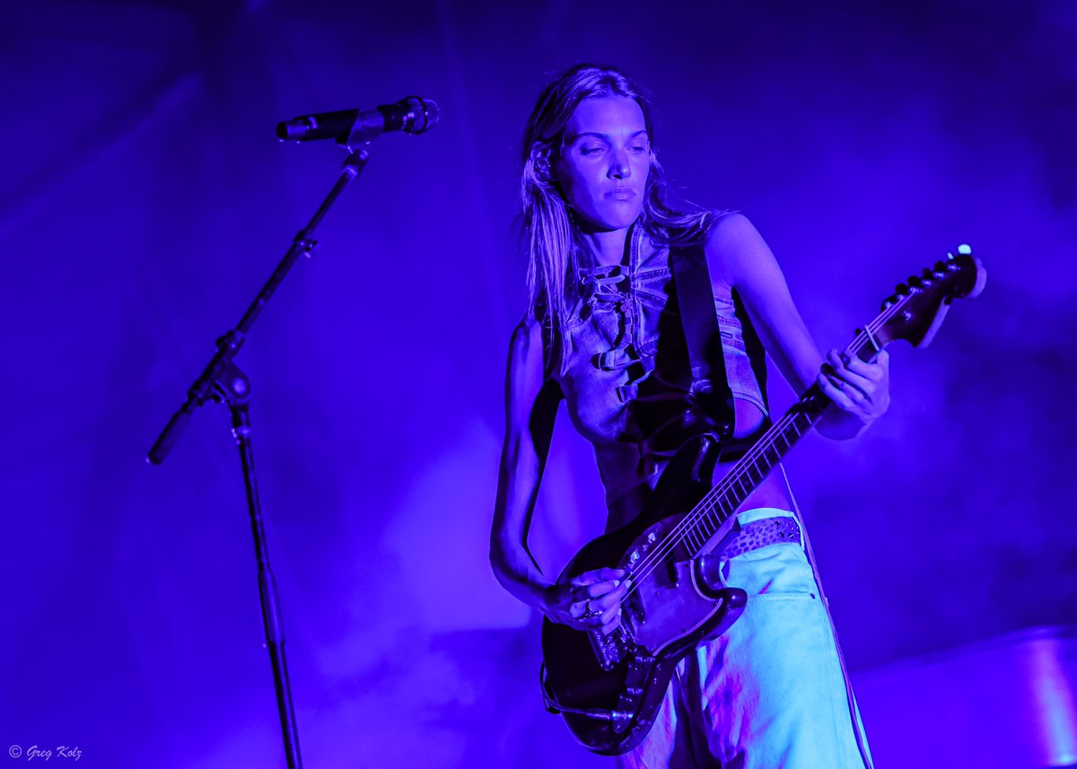 Award-winning Canadian singer &amp; songwriter @CharlotteCardin headlined opening night of Festival de montgolfières de Gatineau. (📷 <a href="/gregkolz/">Greg Kolz</a>) #FMG