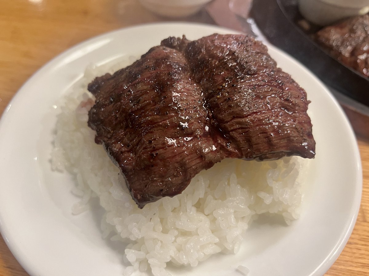 akibaru2022's tweet image. 参考にしていただきありがとうございます！「ジュークステーキ」はJR秋葉原駅の中央口からすぐの好立地にもかかわらず、990円からステーキが食べられて最高です！しかもサラダとスープが付いてきて、ライスは大盛り450gまで無料。けしからんー！