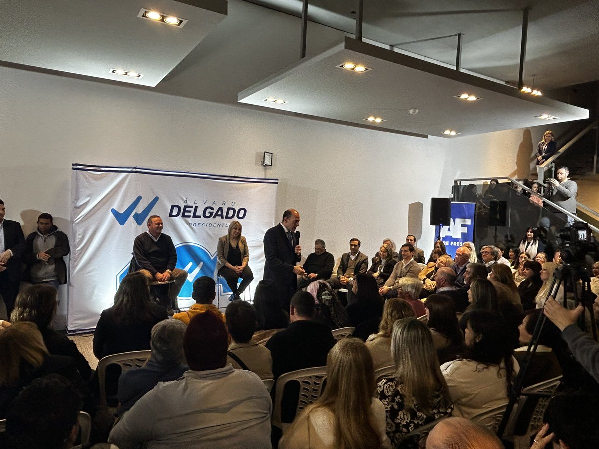 juanjoolaizola's tweet photo. Tremendo plenario de la 404 en nuestra sede central junto a la fórmula 
@AlvaroDelgadoUy - @Valeriaripoll3. 
¡Hay equipo!

Lista 404 #ElCorazonDelGobierno 
#ReelegíUnBuenGobierno https://t.co/xPTGT17Joa