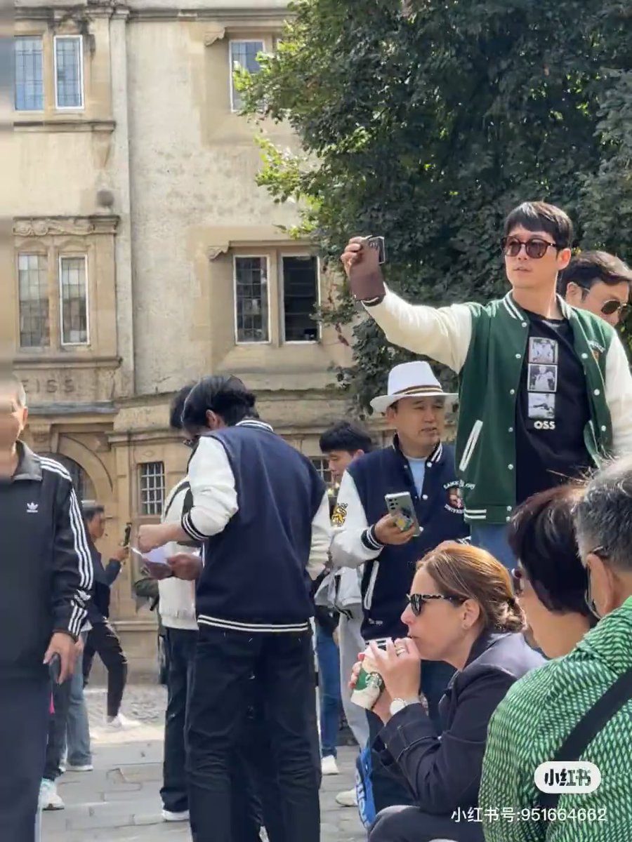 prettysup's tweet photo. Jang Hyuk and colleagues spotted filming in England. Credit xiaohongshu 清水圆子_  #JangHyuk #장혁 https://t.co/YtwvCOzB9W