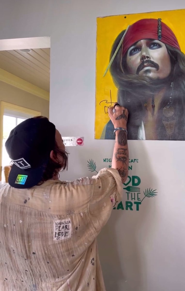 Pleasant_Meadow's tweet photo. Wonder what he thinks whenever he sees his good Captain self randomly out in the "wild" like that. Nice picture. Kind of him to sign it. 🏴‍☠️🌴🏴‍☠️🌴

#JohnnyDepp #CaptainJackSparrow #POTC #Bahamas 

📸killerbartender, IG. 8.29.24. https://t.co/MYgDz1zSNJ