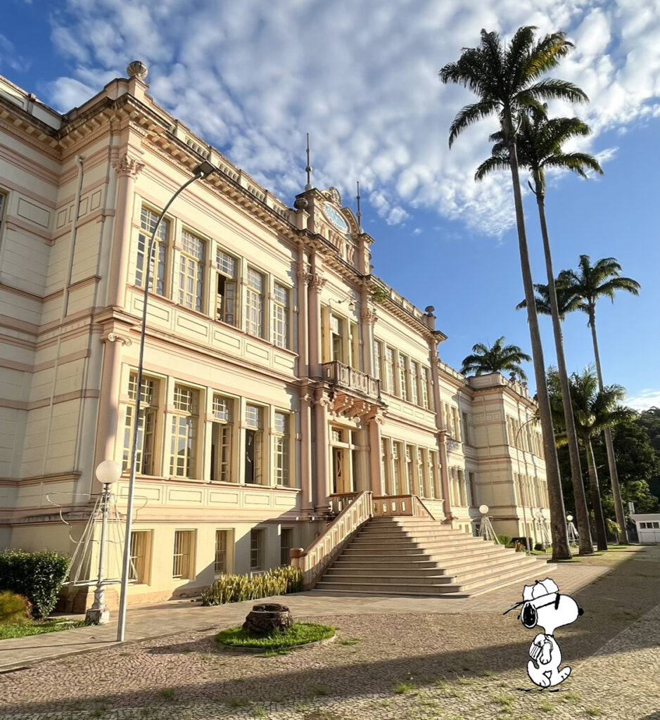 Amandalgni's tweet photo. omg Snoopy na UFV hiii !!!! https://t.co/OtCw29p6iV