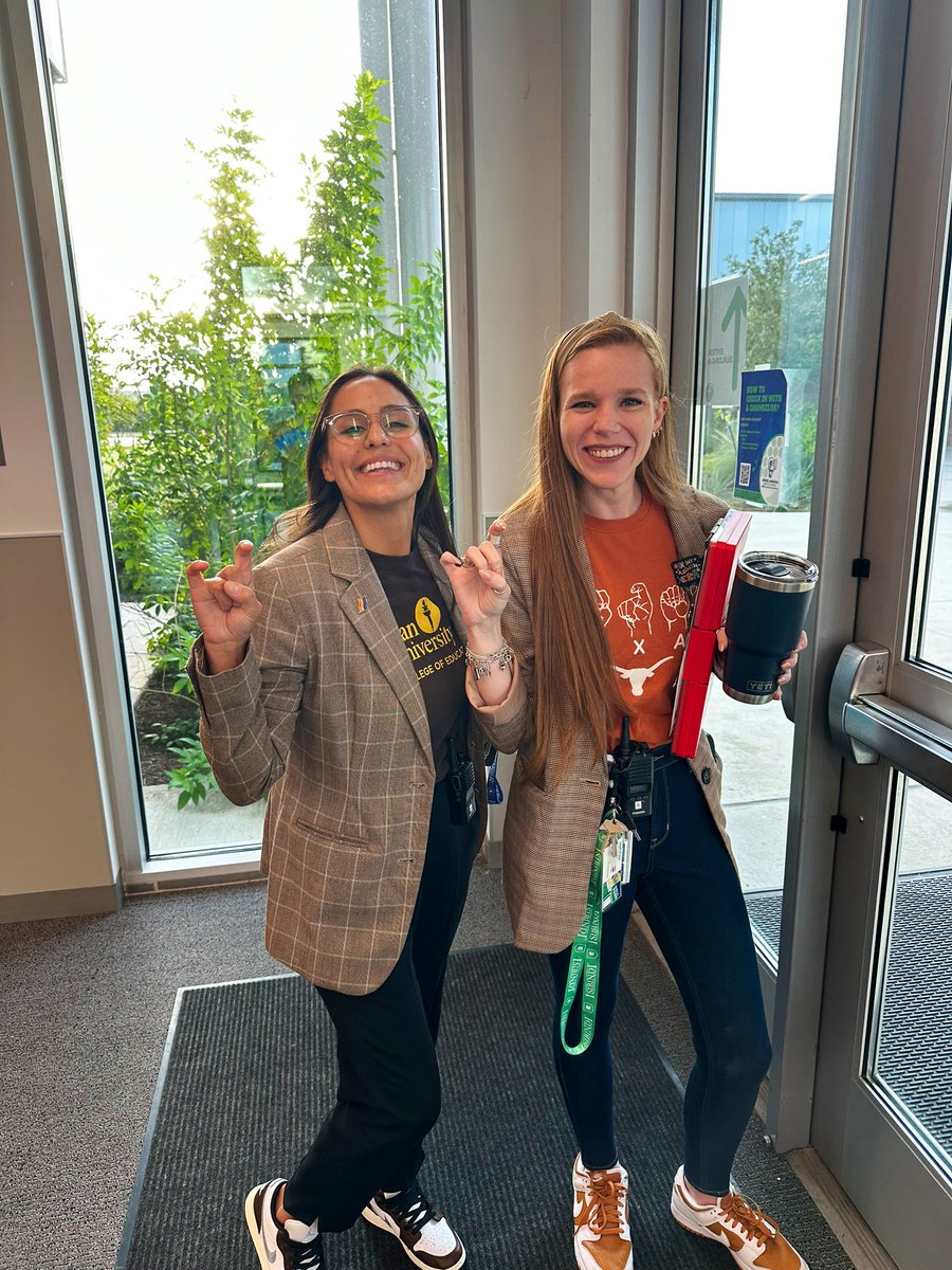 When you’re so aligned that even your outfits are in sync 😎 👯‍♀️

Thanks for being our paparazzi @mattmooreedu 📸