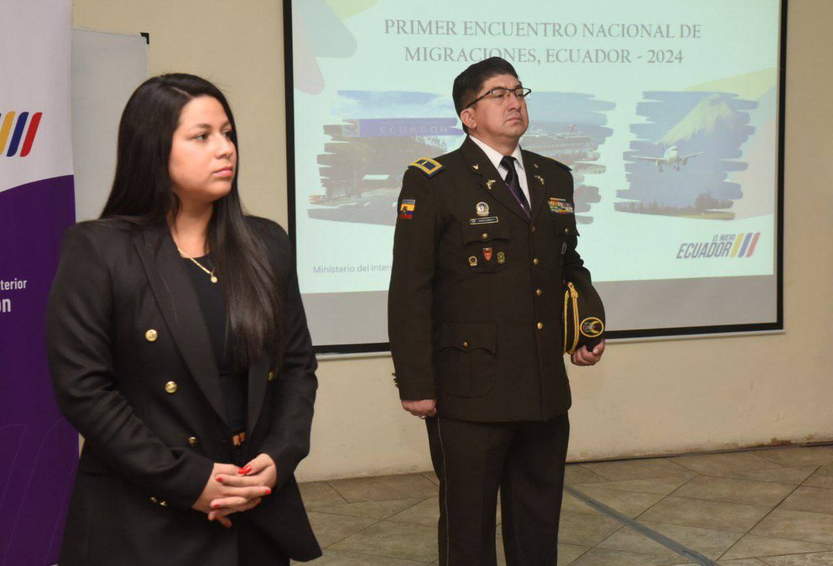 MinInteriorEc's tweet photo. 📍#Quito | Realizamos el Primer Encuentro Nacional de Migraciones, Ecuador 2024 🇪🇨🤝
60 servidores de Migración junto a @PoliciaEcuador fortalecen sus conocimientos en temas de movilidad humana: 
✅ Buenas prácticas
✅ Servicios y control migratorio
✅ Trata de Personas 
✅ Tráfico Ilícito de Migrantes 
✅ Protección Internacional 
✅ Procesos de reasentamiento
✅ Derechos Humanos y Género

#ElNuevoEcuador