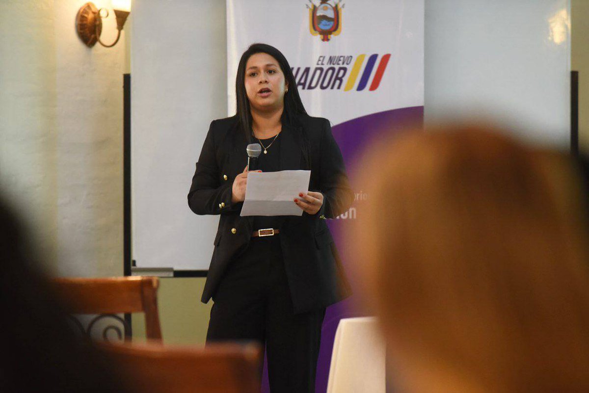 MinInteriorEc's tweet photo. 📍#Quito | Realizamos el Primer Encuentro Nacional de Migraciones, Ecuador 2024 🇪🇨🤝
60 servidores de Migración junto a @PoliciaEcuador fortalecen sus conocimientos en temas de movilidad humana: 
✅ Buenas prácticas
✅ Servicios y control migratorio
✅ Trata de Personas 
✅ Tráfico Ilícito de Migrantes 
✅ Protección Internacional 
✅ Procesos de reasentamiento
✅ Derechos Humanos y Género

#ElNuevoEcuador