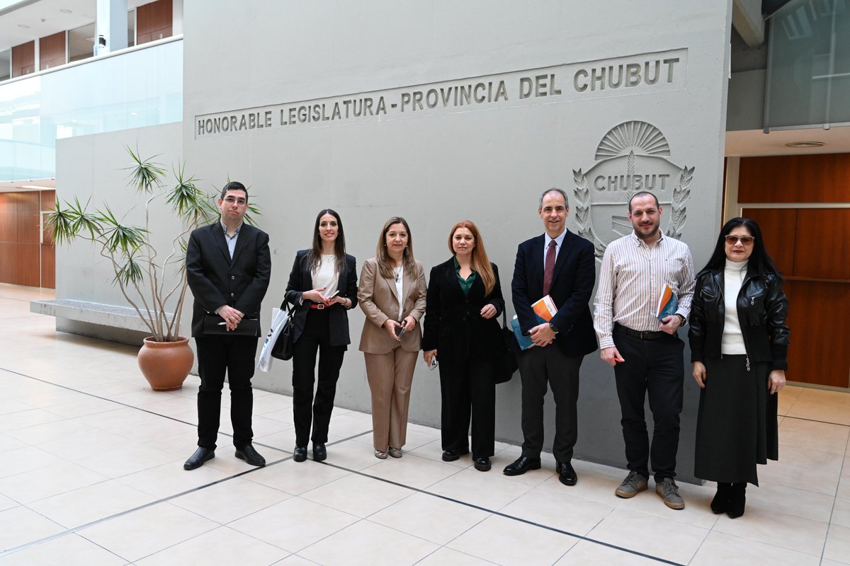 CHUBUT + CALIDAD INSTITUCIONAL 🫱🏽‍🫲🏻
Esta semana acompañé el debate del proyecto de #CódigoElectoral de la provincia del #Chubut exponiendo sobre instituciones, derechos humanos y diversidad.

Gracias <a href="/gustamenna/">Gustavo Menna</a> <a href="/AguileraMAndrea/">María Andrea Aguilera</a> por la invitación! Siempre es una alegría