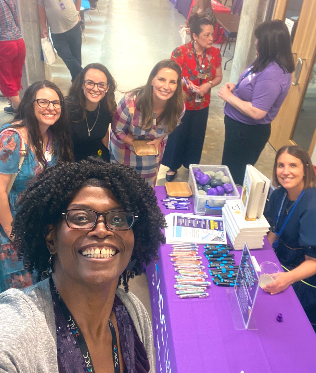 How many librarians are in this picture? #WeAreACC 🦇