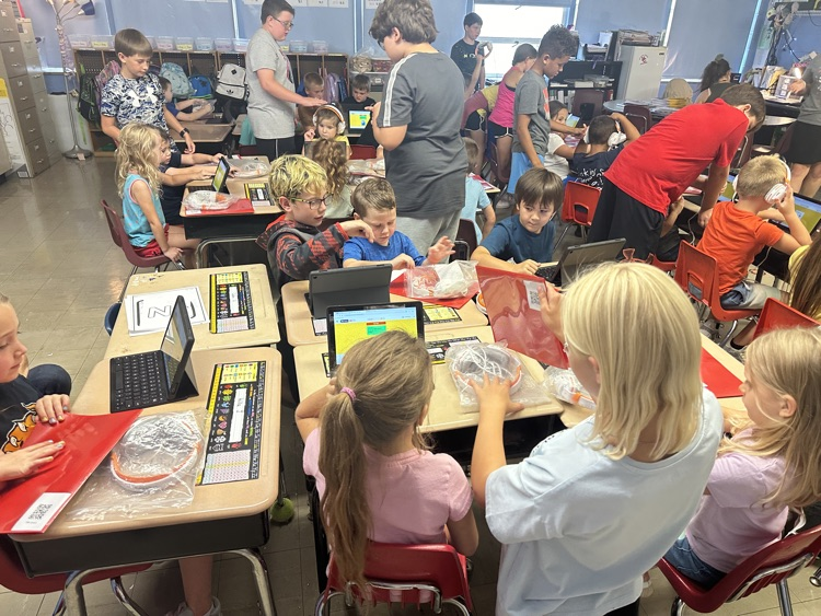 WestsideEl's tweet photo. Mrs. Stacy's 5th grade students took some time today to teach Mrs. Hartzel's kindergarten students how to log in to their Chrome tablets and then provided technical support as their new friends completed their first iReady lessons. Thank you, 5th grade, for your leadership! https://t.co/XiSASwFYfg