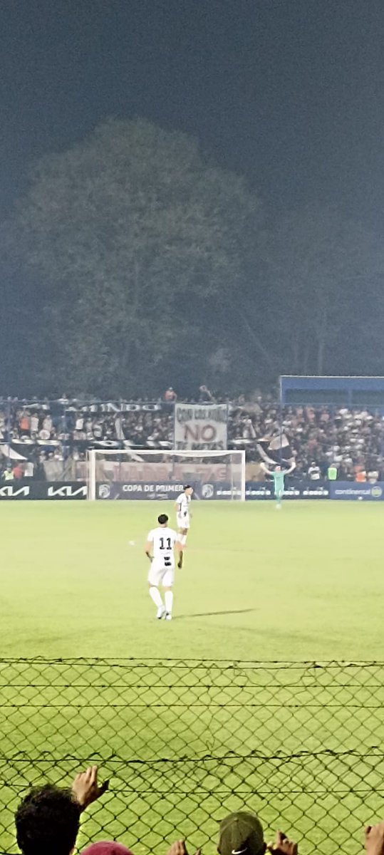 franjeado's tweet photo. "Con los Niños NO te metas"

La bandera desplegada por la barra de OLIMPIA La 79.

Si sospechas que un niño/a, o un adolescente es víctima de abuso, LLAMÁ INMEDIATAMENTE al 147, Fono Ayuda de la Niñez y la Adolescencia. https://t.co/FaROOge5MX