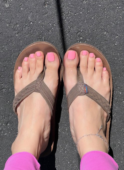 Love this pink of my toes 🩷 https://t.co/QXMKg4vCX9