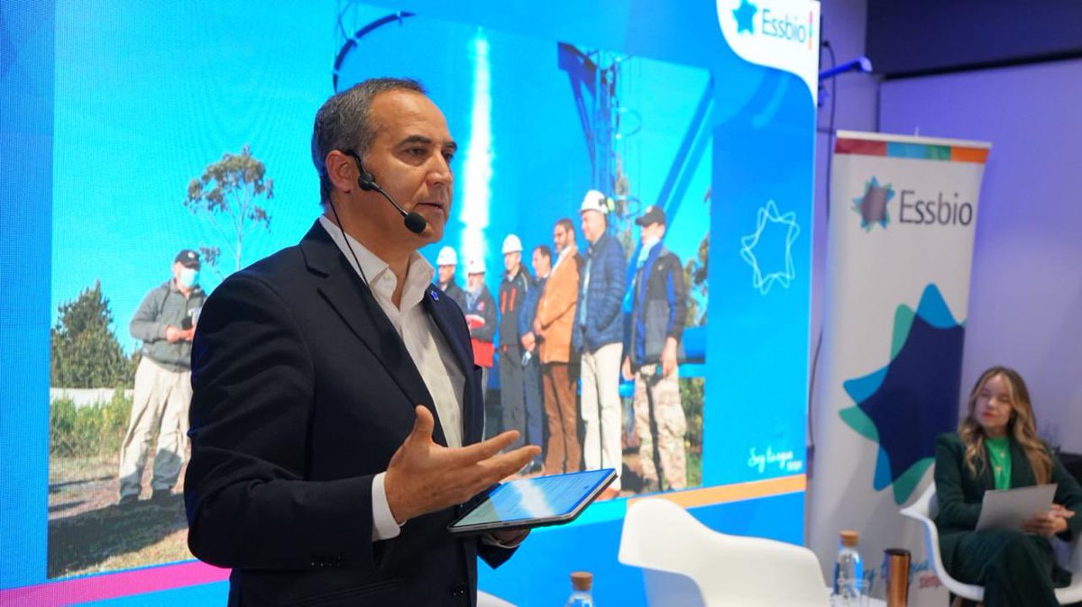 essbio's tweet photo. 18 años reportando… la primera empresa sanitaria en difundir sus desafíos de sostenibilidad, y una de las primeras compañías en Chile. Han pasado muchos años, pero el compromiso ambiental, social y de gobernanza; sigue intacto. Lanzamiento Reporte Sostenibilidad @essbio https://t.co/PBOryOZuQ1