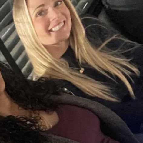 look at her pretty face and pretty hair omg