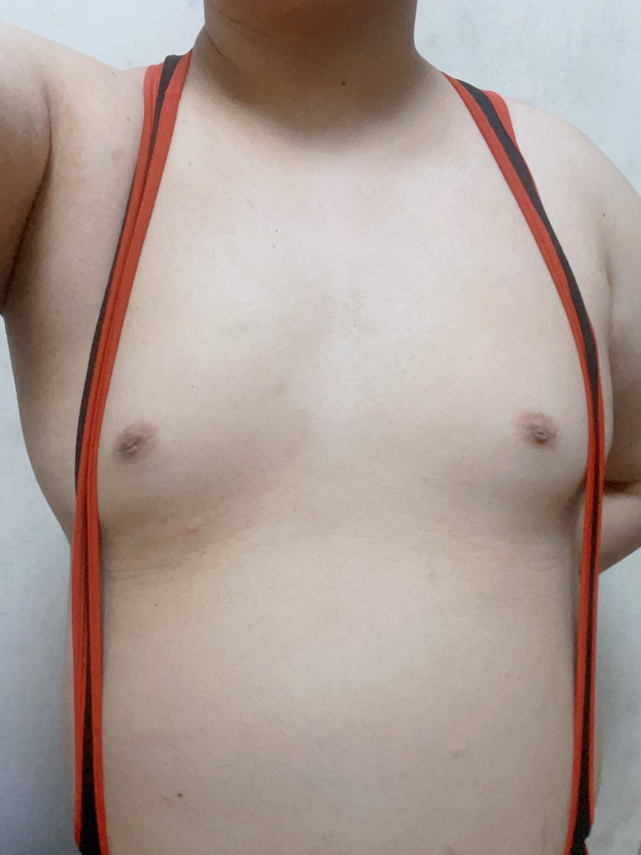 穿上感觉有些勒，又变胖了。