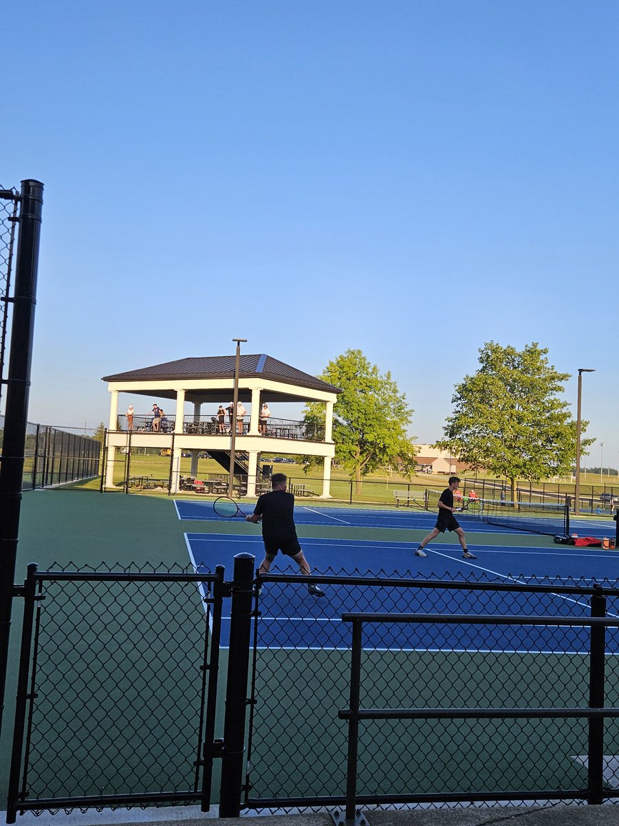 Another CLOSE 2-3 loss to a strong Leo team. Lots of close matches. Congrats to our 1 doubles team who won in a 3rd set tie break and Haven at 3 singles. Let's get Dekalb and Fremont next week!