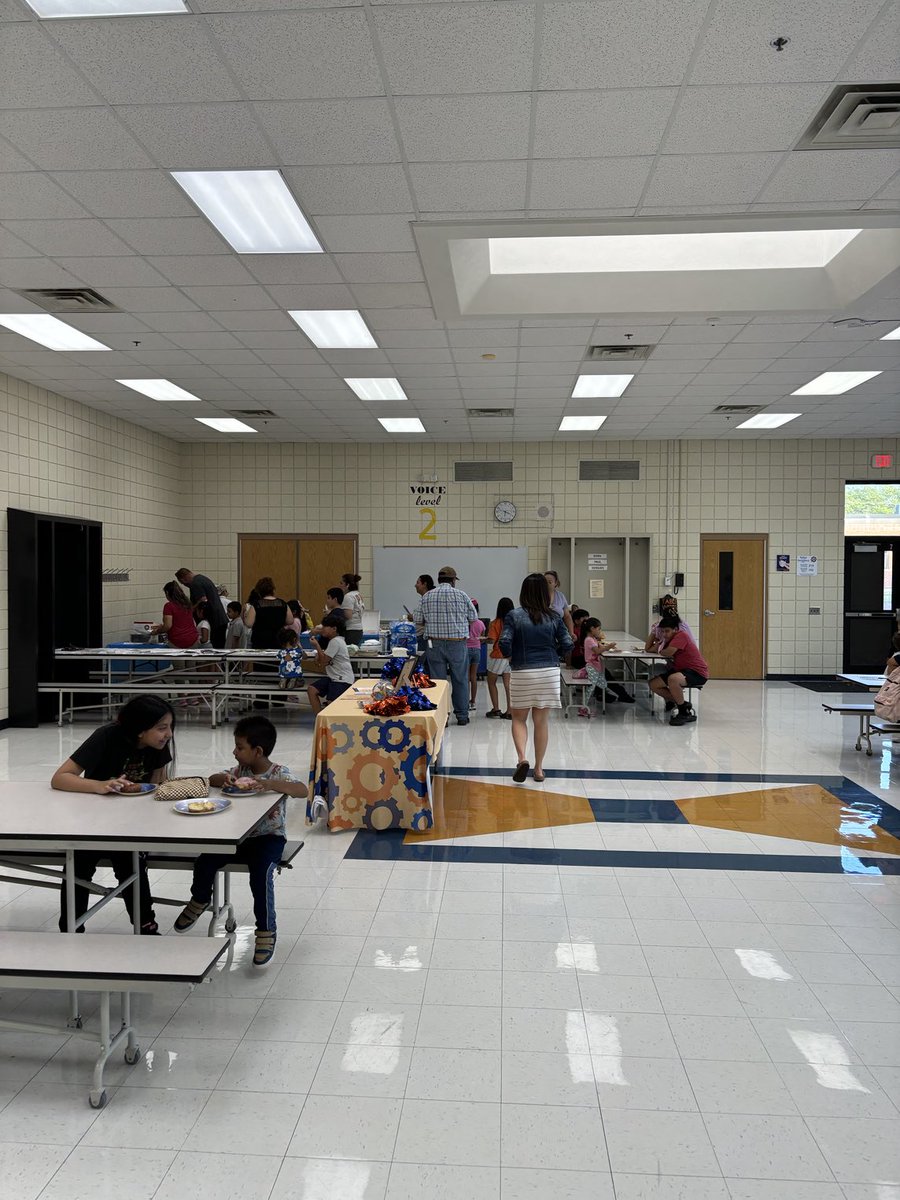 Casciom74's tweet image. We had a wonderful night with our EL families. Our amazing staff did a great job of welcoming our outstanding families for a potluck. We are so lucky. @gkschools #Cogs