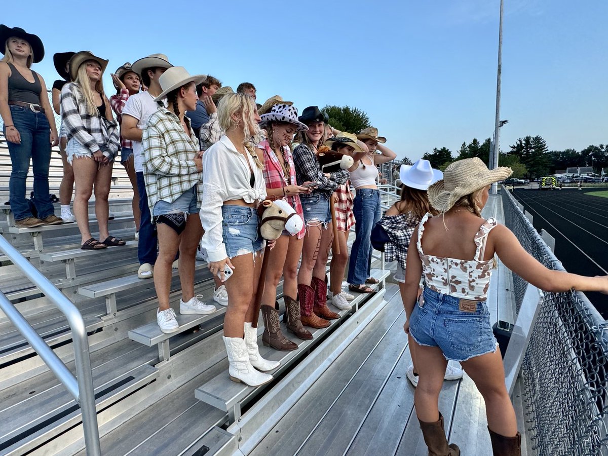 ⁦<a href="/WaterfordUnion/">Waterford Union HS</a>⁩ students are the best! Middleton 21 Waterford 7 with a minute left in the 1st quarter.