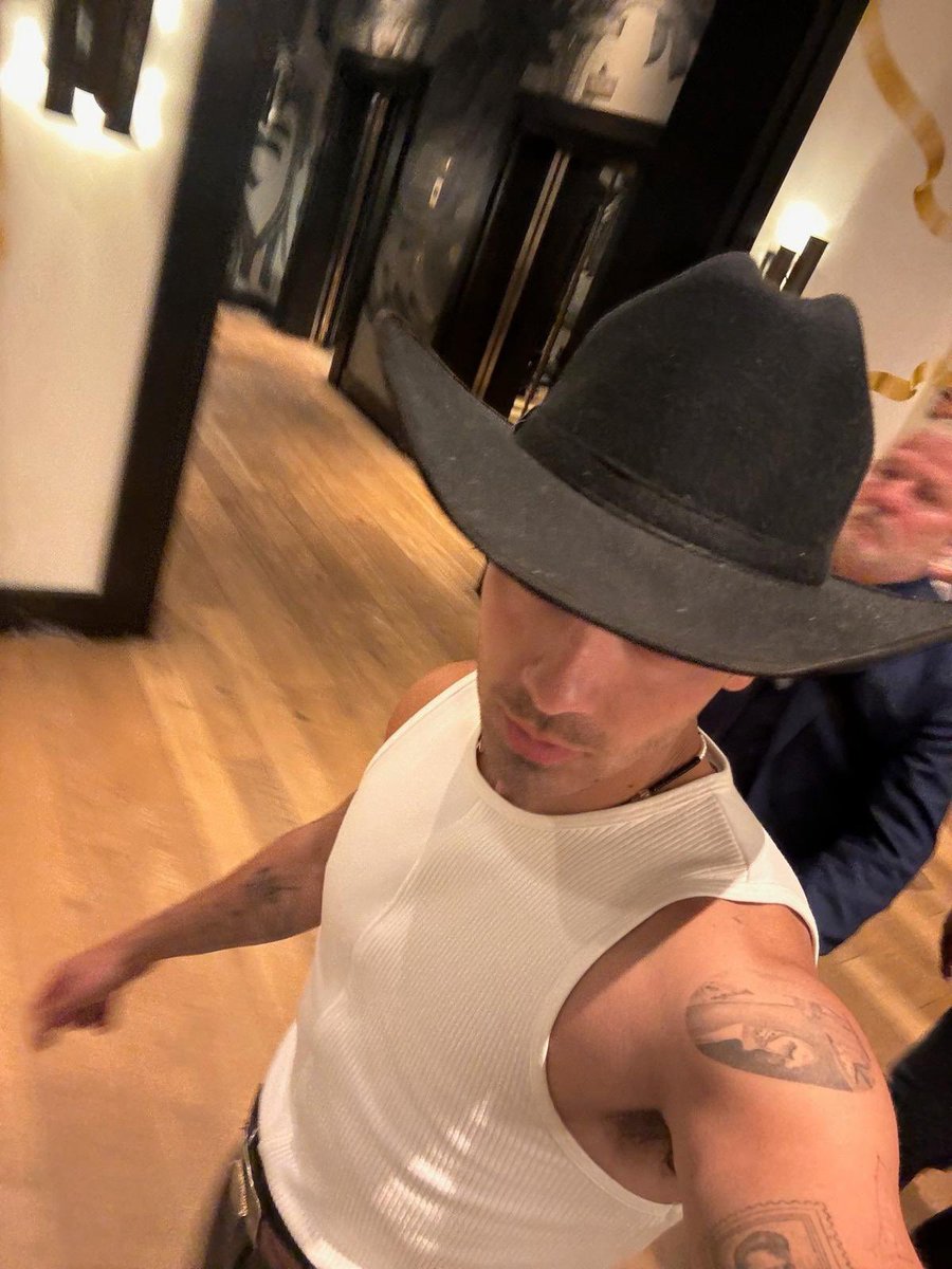 dailyjonasbr's tweet photo. Joe Jonas também nos presenteou com um dump de fotos no TikTok, de acontecimentos no mês de agosto 🥹

Tivemos foto do seu aniversário, dos shows no México, Joe Jonas cowboy,  Joe Jonas escritor e seus passeios por NY 🤌 https://t.co/8B61ag7Dgr
