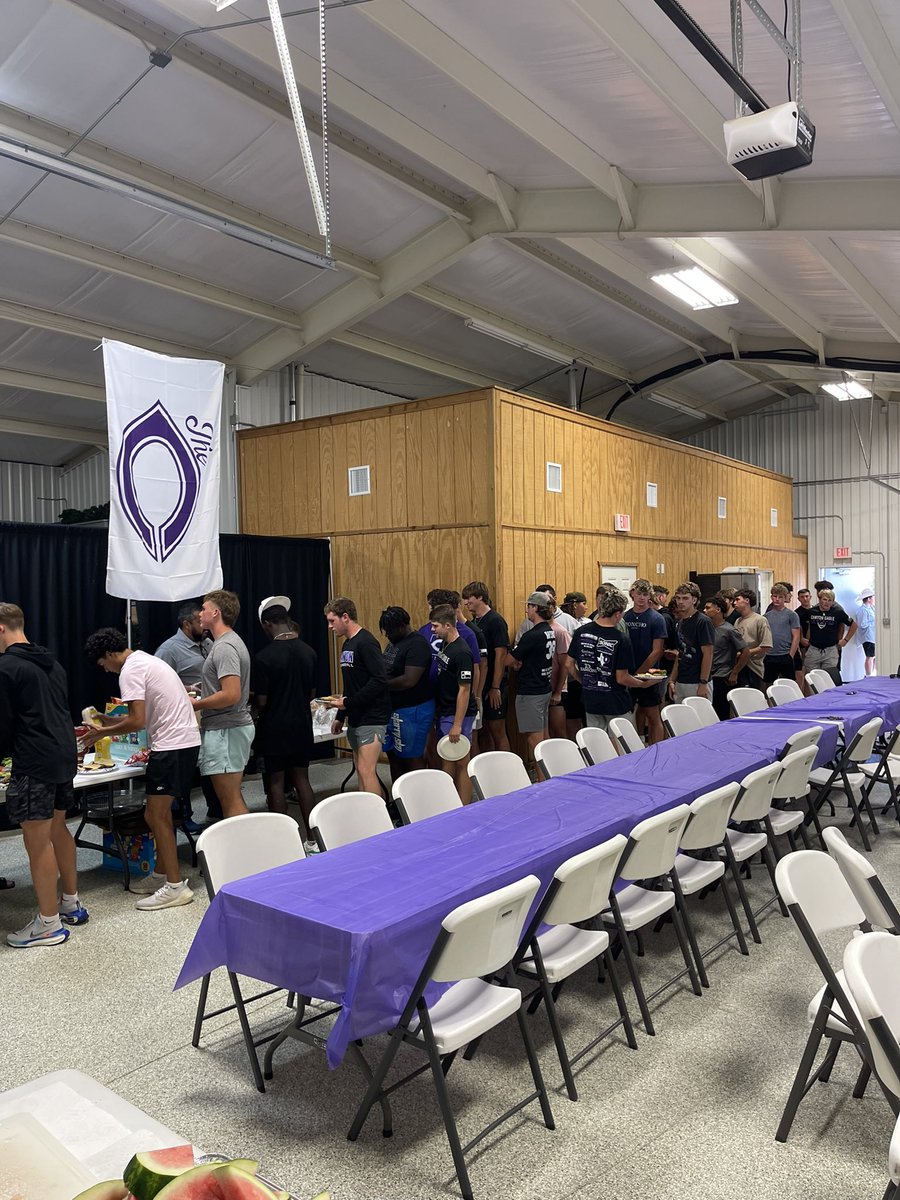Sutton1Stuart's tweet photo. Canyon Football Team Meal
#PlayForTheC @FUBTexas @PlayForTheC https://t.co/3k7W8d7zlp