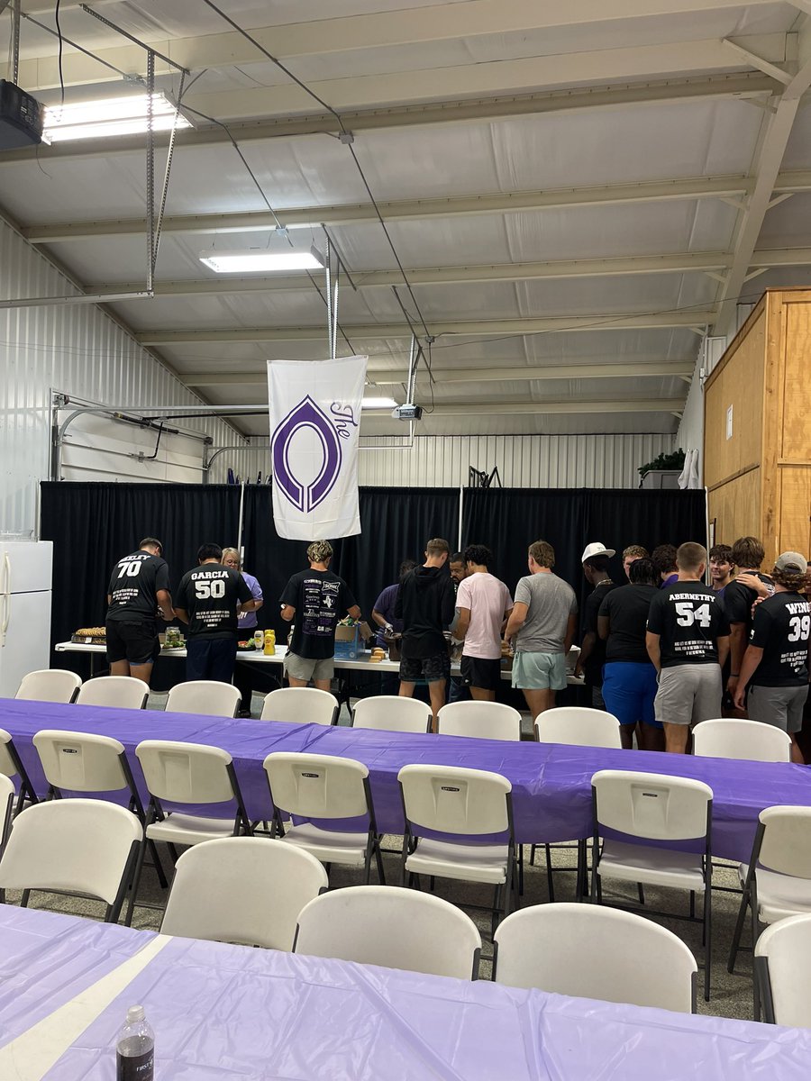 Sutton1Stuart's tweet photo. Canyon Football Team Meal
#PlayForTheC @FUBTexas @PlayForTheC https://t.co/3k7W8d7zlp