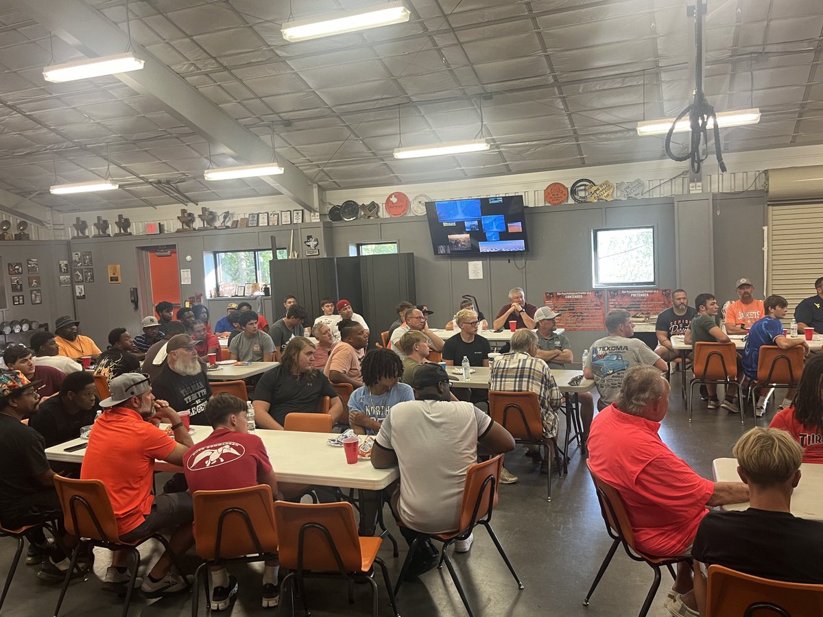 aaron_slider's tweet image. First team dinner of the year for the Yellowjackets!  Something special about sitting down at the table together!  #MineolaTough ⁦@CodyMize⁩ ⁦@coach_LB1⁩ ⁦@GChaseThomas⁩ ⁦@MineolaFB⁩ ⁦@mineolahigh⁩